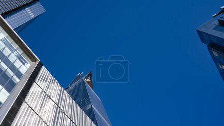 Foto de NUEVA YORK - FEBRERO, 2020: La plataforma de observación panorámica Edge contra el cielo azul. The Edge es la cubierta de cielo al aire libre más alta del hemisferio occidental que sube más de 330 metros en el aire.. - Imagen libre de derechos