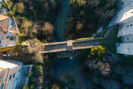 Foto de Puente de Cecco (Ponte di Cecco) vista aérea de arriba hacia abajo. Ascoli Piceno, Italia. - Imagen libre de derechos