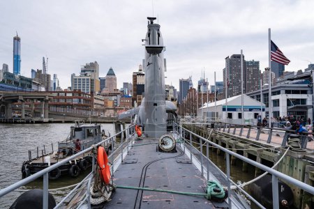 Foto de NUEVA YORK - FEBRERO 2020: USS Submarine en el muelle 86 del Intrepid Sea, Air and Space Museum en Nueva York, atracado en el río Hudson. - Imagen libre de derechos