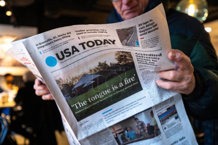 Téléchargez les photos : NEW YORK - FÉVRIER 2020 : Homme lisant le journal USA Today. - en image libre de droit