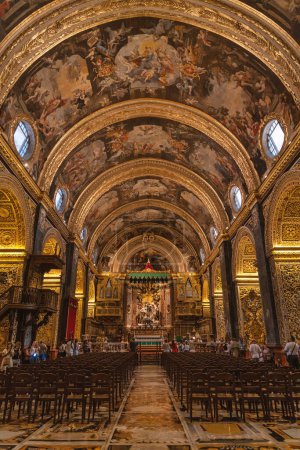 Téléchargez les photos : LA VALLETTA, MALTE - SEPTEMBRE 2019 : Vue intérieure de la cathédrale St John's. - en image libre de droit