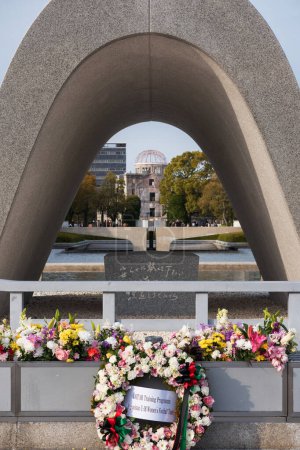Téléchargez les photos : HIROSHIMA, JAPON - MARS 2017 : Cénotaphe des victimes de la bombe atomique dans le parc commémoratif de la paix d'Hiroshima
. - en image libre de droit