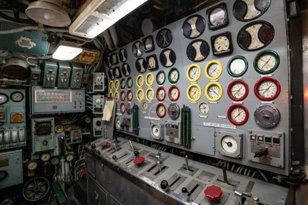 Téléchargez les photos : NEW YORK - FÉVRIER 2020 : Panneau d'affichage du sous-marin USS à la jetée 86 du musée Intrepid Sea, Air and Space à New York, amarré sur le fleuve Hudson. - en image libre de droit