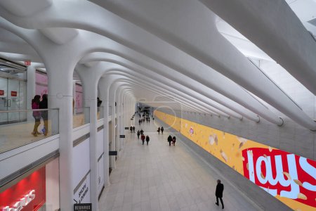 Foto de NUEVA YORK - FEBRERO, 2020: World Trade Center Slurry wall and Hudson River Bulkhead Path station. Fue diseñado por Santiago Calatrava, arquitecto e ingeniero. - Imagen libre de derechos