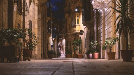 Téléchargez les photos : Rue typique au crépuscule à Malte. - en image libre de droit