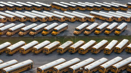 Téléchargez les photos : Vue aérienne du dépôt des autobus scolaires jaunes. - en image libre de droit