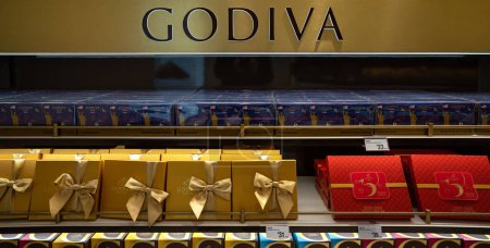 Téléchargez les photos : NEW YORK - FÉVRIER 2020 : Boîtes de chocolat Godiva. Godiva est une marque de chocolat premium fondée en Belgique. - en image libre de droit