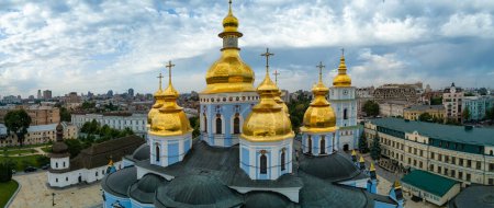 Téléchargez les photos : Vue panoramique aérienne du monastère St. Michael's Golden-Dôme. Kiev, Ukraine. - en image libre de droit
