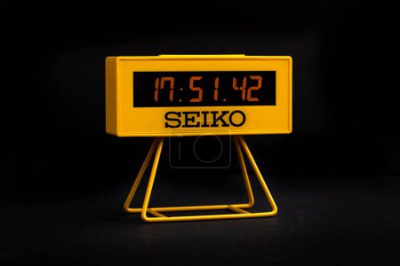 Téléchargez les photos : BOLOGNA, ITALIE - DÉCEMBRE 2021 : Réveil numérique SEIKO QHL062Y. Seiko est une société japonaise fabriquant des produits horlogers, des instruments de précision et de la mécanique. Éditorial illustratif. - en image libre de droit