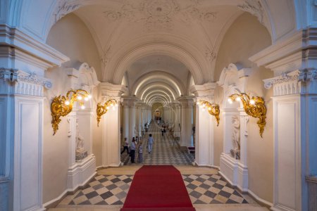 Foto de SAN PETERSBURGO - MAYO DE 2018: Escalera interior del Palacio de Invierno - La vista interior del Hermitage. - Imagen libre de derechos