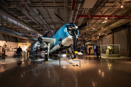Foto de NUEVA YORK - FEBRERO 2020: Avión dentro del Intrepid Sea, Air and Space Museum en Nueva York, atracado en el río Hudson. - Imagen libre de derechos