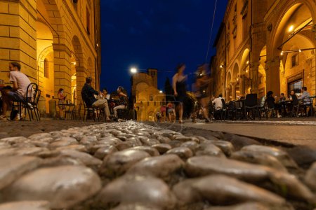Téléchargez les photos : BOLOGNA, ITALIE - JUILLET 2021 : Les gens se détendent et dînent sur la place Santo Stefano. Heure bleue. - en image libre de droit