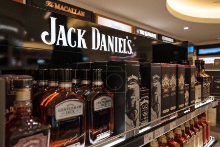 Téléchargez les photos : NEW YORK - FÉVRIER 2020 : L'affichage du whisky de Jack Daniel. - en image libre de droit