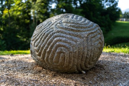 Foto de VALSUGANA, TRENTO, ITALIA - AGOSTO 2020: Escultura de piedra dentro del parque del museo Artesella. - Imagen libre de derechos