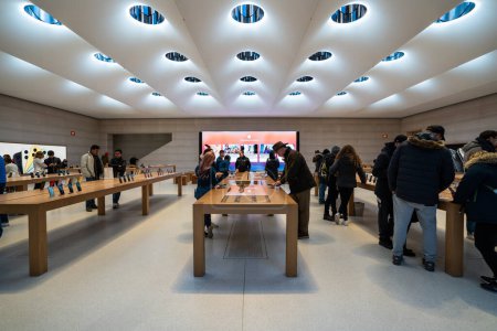 Foto de NUEVA YORK - FEBRERO, 2020: Personas que visitan el Apple Store en la 5ª Avenida. Apple Inc. es una multinacional estadounidense de tecnología con sede en Cupertino, California.. - Imagen libre de derechos