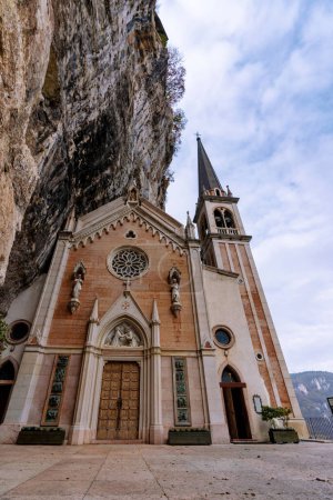 Foto de Santuario Madonna della Corona construido en la montaña en el norte de Italia. Ferrara di Monte Baldo Verona, Italia. - Imagen libre de derechos