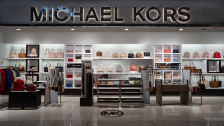 Téléchargez les photos : NEW YORK - FÉVRIER 2020 : magasin Michael Kors. Michael Kors est un sac à main de luxe et des accessoires conçus pour les femmes. - en image libre de droit