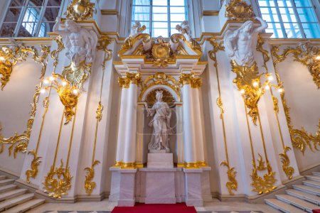 Téléchargez les photos : SAINT PETERSBURG - MAI 2018 : Vue intérieure du Palais d'Hiver avec escalier - L'Ermitage. - en image libre de droit