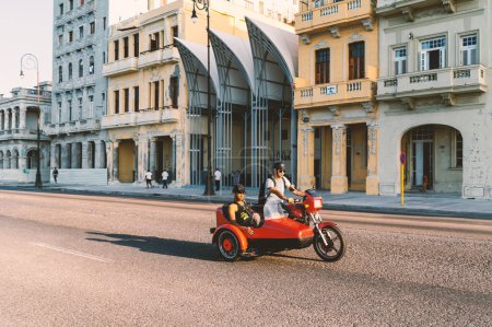 Foto de LA HABANA, CUBA - MARZO 2019: Moto sidecar Vintage en el Malecón. - Imagen libre de derechos