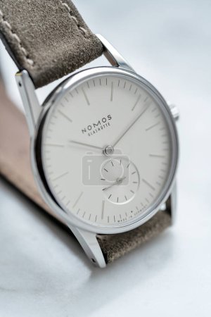 Foto de ROMA, ITALIA - DICIEMBRE 2021: Nomos Orion dress watch. NOMOS Glashtte es una empresa relojera alemana con sede en Glashtte, Sajonia, fundada en enero de 1990. Editorial ilustrativo. - Imagen libre de derechos