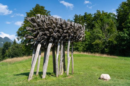 Foto de VALSUGANA, TRENTO, ITALIA - AGOSTO 2020: Escultura de madera dentro del parque del museo Artesella. - Imagen libre de derechos