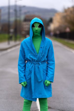 Foto de Chico de cerca retrato con máscara alienígena en la calle. - Imagen libre de derechos