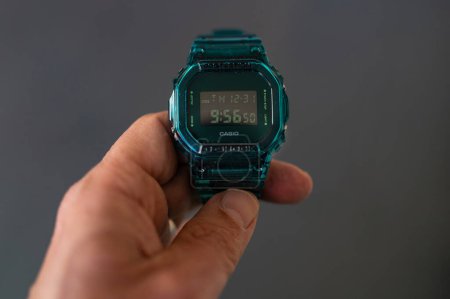 Foto de BOLOGNA, ITALIA - GENUARIO, 2020: G-Shock Casio reloj digital. Casio es una empresa japonesa que fabrica productos de relojería, instrumentos de precisión y mecánica. Editorial ilustrativo. - Imagen libre de derechos