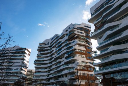 Foto de MILÁN, ITALIA - DICIEMBRE DE 2018: Edificio CityLife Hadid Residences por Zaha Hadid. La nueva zona comercial y residencial de Milán. - Imagen libre de derechos