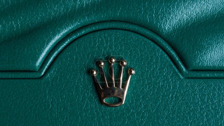 Téléchargez les photos : BOLOGNA, ITALIE - SEPTEMBRE 2018 : La couronne Rolex symbole d'or sur la boîte de montre. Rolex SA est une horlogère de luxe suisse, fondée à Londres, en Angleterre en 1905. Éditorial illustratif. - en image libre de droit