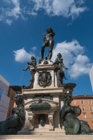 Téléchargez les photos : Fontaine de Neptune par une journée ensoleillée avec un ciel nuageux bleu. Bologne. Italie
. - en image libre de droit