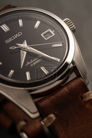 Téléchargez les photos : BOLOGNA, ITALIE - OCTOBRE 2021 : Seiko SARB033 montre robe. Seiko est une société japonaise fabriquant des produits horlogers, des instruments de précision et de la mécanique. Éditorial illustratif. - en image libre de droit