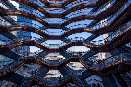 Foto de NUEVA YORK - FEBRERO, 2020: La estructura del buque con gente en las escaleras. Vessel (TKA) es una estructura y atracción turística construida como parte del Proyecto de Reurbanización Hudson Yards en Manhattan.. - Imagen libre de derechos