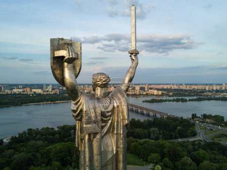 Foto de KIEV, UCRANIA - MAYO de 2019: Vista aérea del Monumento a la Madre Patria al atardecer. - Imagen libre de derechos