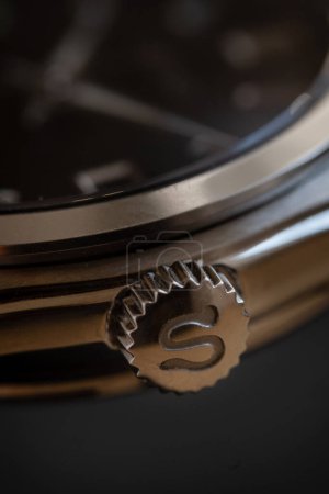 Foto de BOLOGNA, ITALIA - OCTUBRE 2021: Seiko SARB033 vestido detalle corona reloj. Seiko es una empresa japonesa que fabrica productos de relojería, instrumentos de precisión y mecánica. Editorial ilustrativo. - Imagen libre de derechos