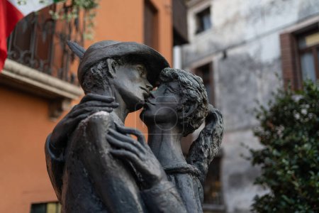 Foto de BASSANO DEL GRAPPA, ITALIA - NOVIEMBRE 2021: "IL Bacio" de Severino Morli es la estatua donada a la ciudad de Bassano y representa el beso entre un alpino y su amada mujer. - Imagen libre de derechos