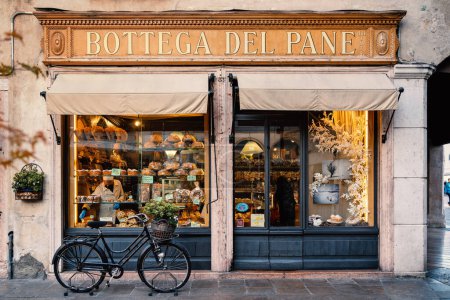Téléchargez les photos : BASSANO DEL GRAPPA, ITALIE - NOVEMBRE 2021 : Fenêtres de magasins "Bottega del pane" au centre-ville. - en image libre de droit