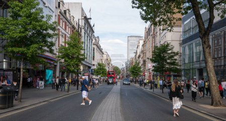 Téléchargez les photos : LONDRES - MAI 2018 : Les gens marchent dans la rue Oxford, l'une des principales rues commerçantes de Londres, bien connue des touristes et des Londoniens. - en image libre de droit