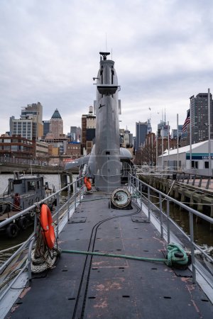 Téléchargez les photos : NEW YORK - FÉVRIER 2020 : Le sous-marin USS au quai 86 du Intrepid Sea, Air and Space Museum à New York, amarré sur le fleuve Hudson. - en image libre de droit