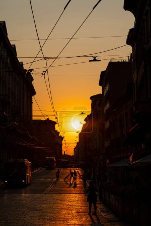 Téléchargez les photos : Vue du centre de Bologne au coucher du soleil avec silhouette de bâtiment. Hénge de Bologne. - en image libre de droit