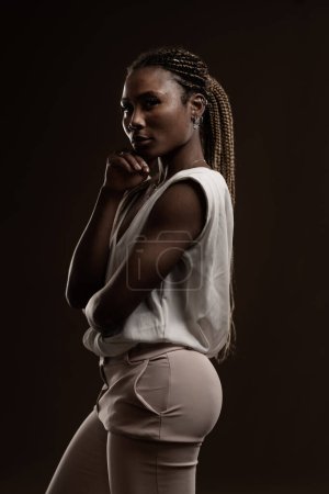 Foto de Sensual retrato de mujer negra africana sobre fondo oscuro. - Imagen libre de derechos