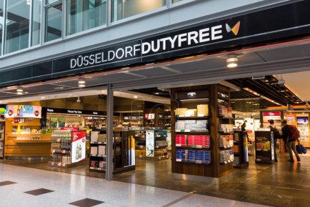 Téléchargez les photos : DUSSELDORF, ALLEMAGNE - JUILLET 2019 : Duty Free à l'intérieur de l'aéroport international de Düsseldorf. - en image libre de droit