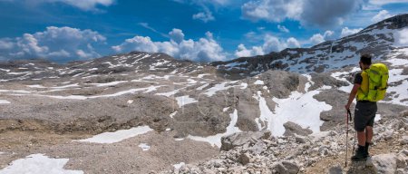 Foto de Hombre haciendo trekking sobre las montañas Dolomitas, Italia. Vista panorámica. - Imagen libre de derechos
