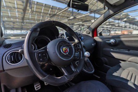 Foto de BOLOGNA, ITALIA - MARZO 2021: Fiat 595 Abarth Competizione vista interior. - Imagen libre de derechos