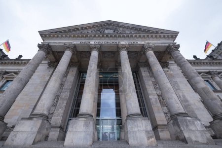 Téléchargez les photos : Façade du Reichstag à Berlin. Texte : le peuple allemand. La construction du bâtiment du Reichstag a commencé le 9 juin 1884 et a été achevée en 1894. - en image libre de droit
