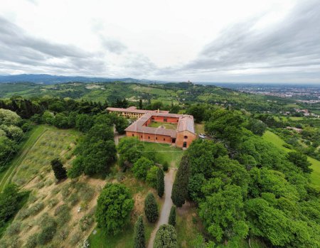 Foto de Vista aérea del Santuario Ronzano con la iglesia de San Luca en el fondo. Bolonia, Italia. - Imagen libre de derechos