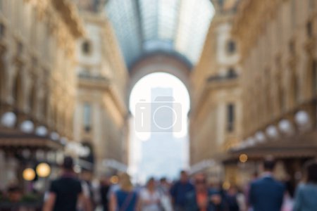 Foto de Galleria Vittorio Emanuele II galería comercial vista de la perspectiva con la multitud de personas. Fuera de foco. - Imagen libre de derechos