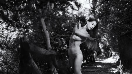 Foto de Joven hermosa bailarina bailando al aire libre en un parque. Proyecto Bailarina. Efecto de película vintage en blanco y negro. - Imagen libre de derechos