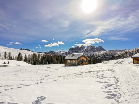 Foto de Invierno en fuciada en los Dolomitas de Belluno. En el fondo, el grupo Pala (también conocido como Pale di San Martino), macizo más grande de los Dolomitas, situado entre el este de Trentino y el Véneto. - Imagen libre de derechos