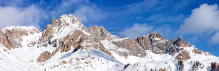 Foto de Cuenca de Fuciade rodeada por los picos meridionales del Grupo Marmolada, Dolomitas, Patrimonio de la Humanidad por la UNESCO - Imagen libre de derechos