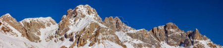 Foto de Cuenca de Fuciade rodeada por los picos meridionales del Grupo Marmolada, Dolomitas, Patrimonio de la Humanidad por la UNESCO - Imagen libre de derechos